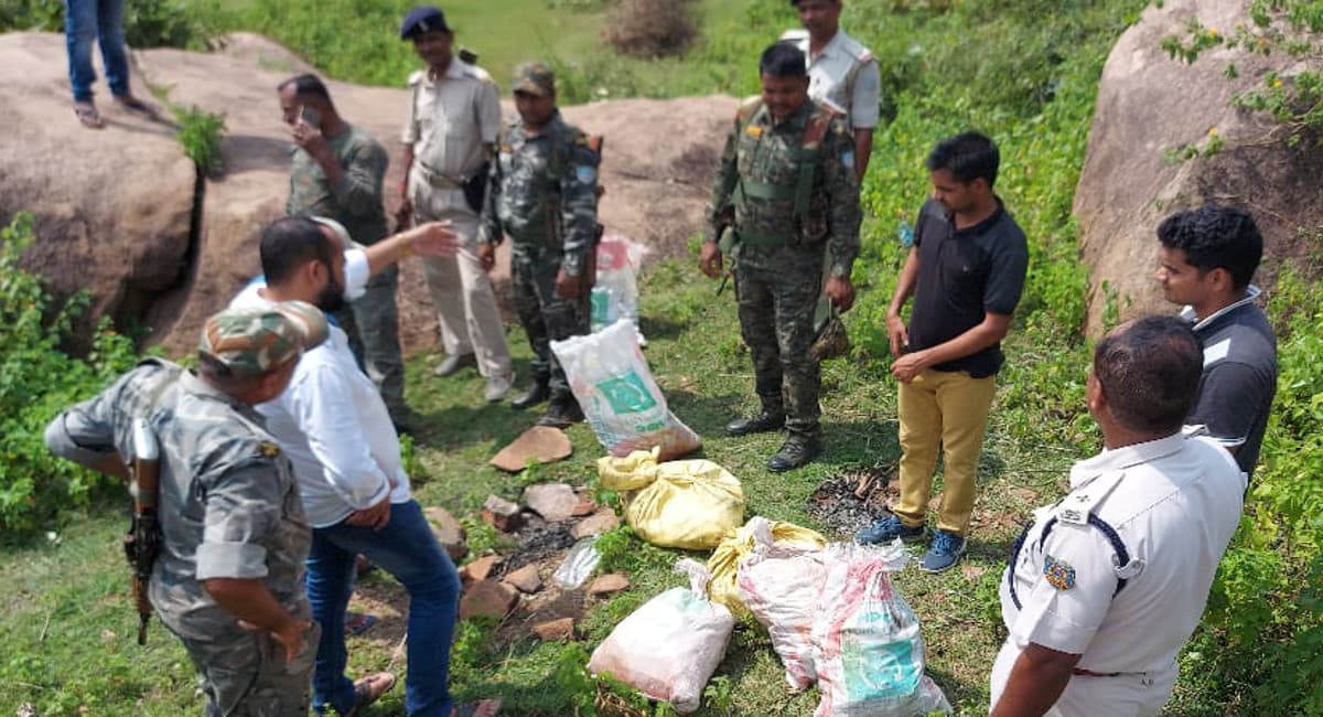 Jharkhand News : कोडरमा के डंगरा पहाड़ की तलहटी से भारी मात्रा में विस्फोटक बरामद, जानें क्या थी योजना