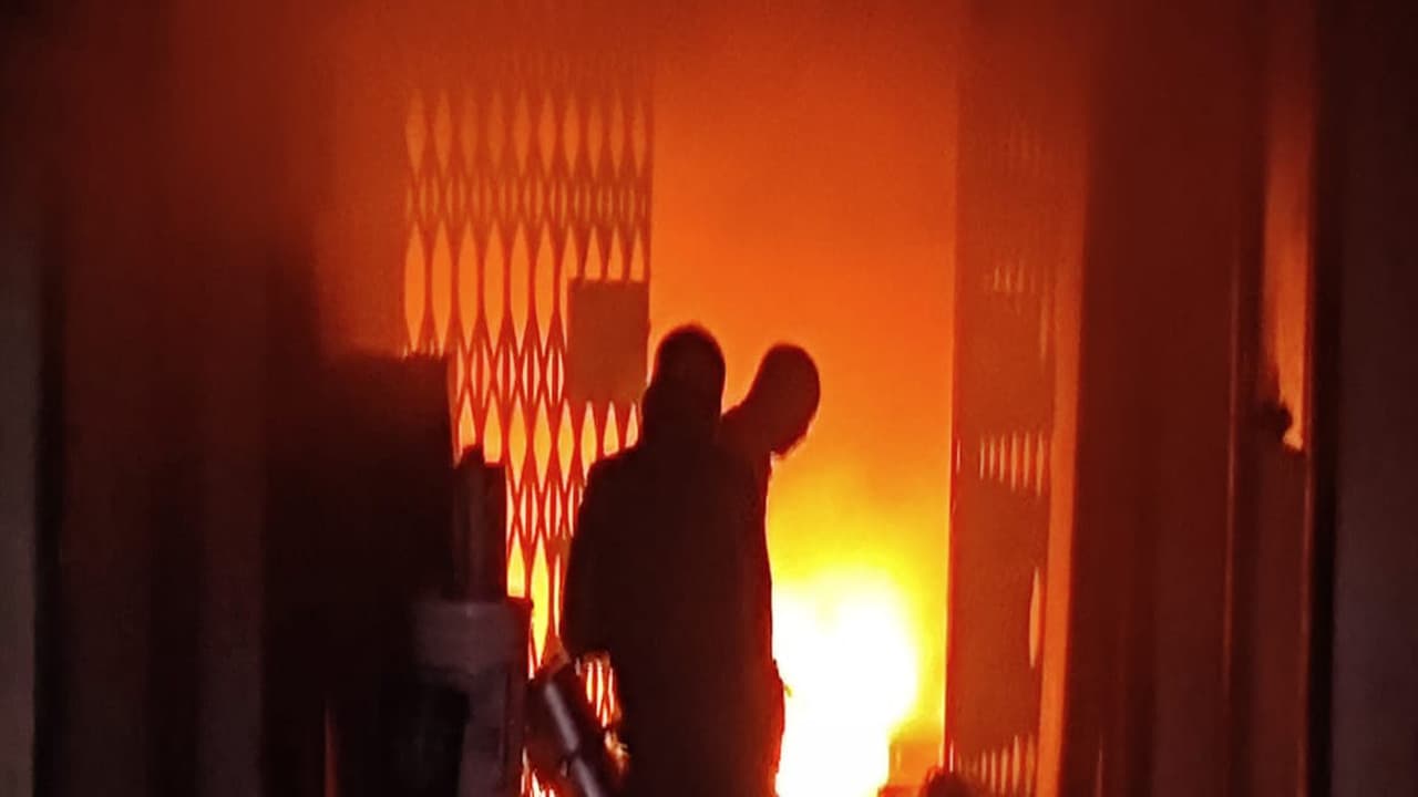 झुमरीतिलैया के हार्डवेयर दुकान में लगी आग, 5 घंटे की मशक्कत के बाद पाया काबू, लाखों का हुआ नुकसान