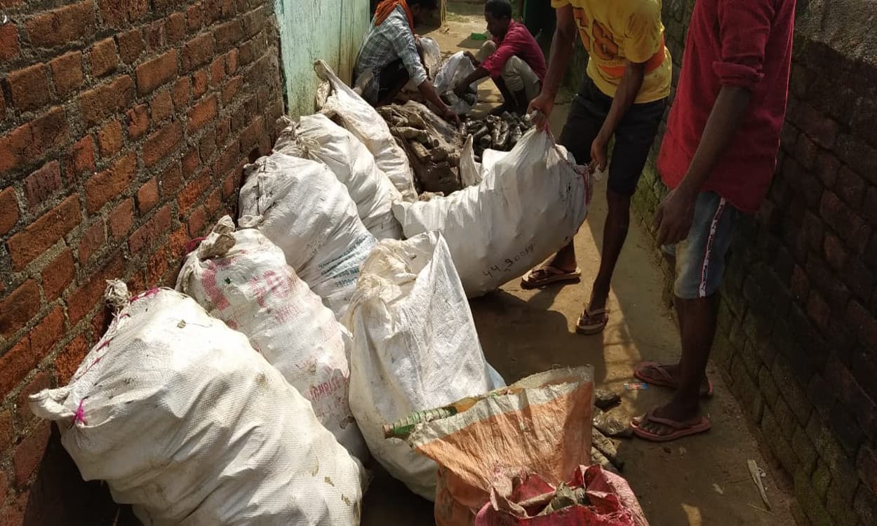 मेघातरी दिबौर में जमीन के अंदर छुपा कर रखी अवैध शराब की बड़ी खेप बरामद, बिहार भेजने की थी योजना