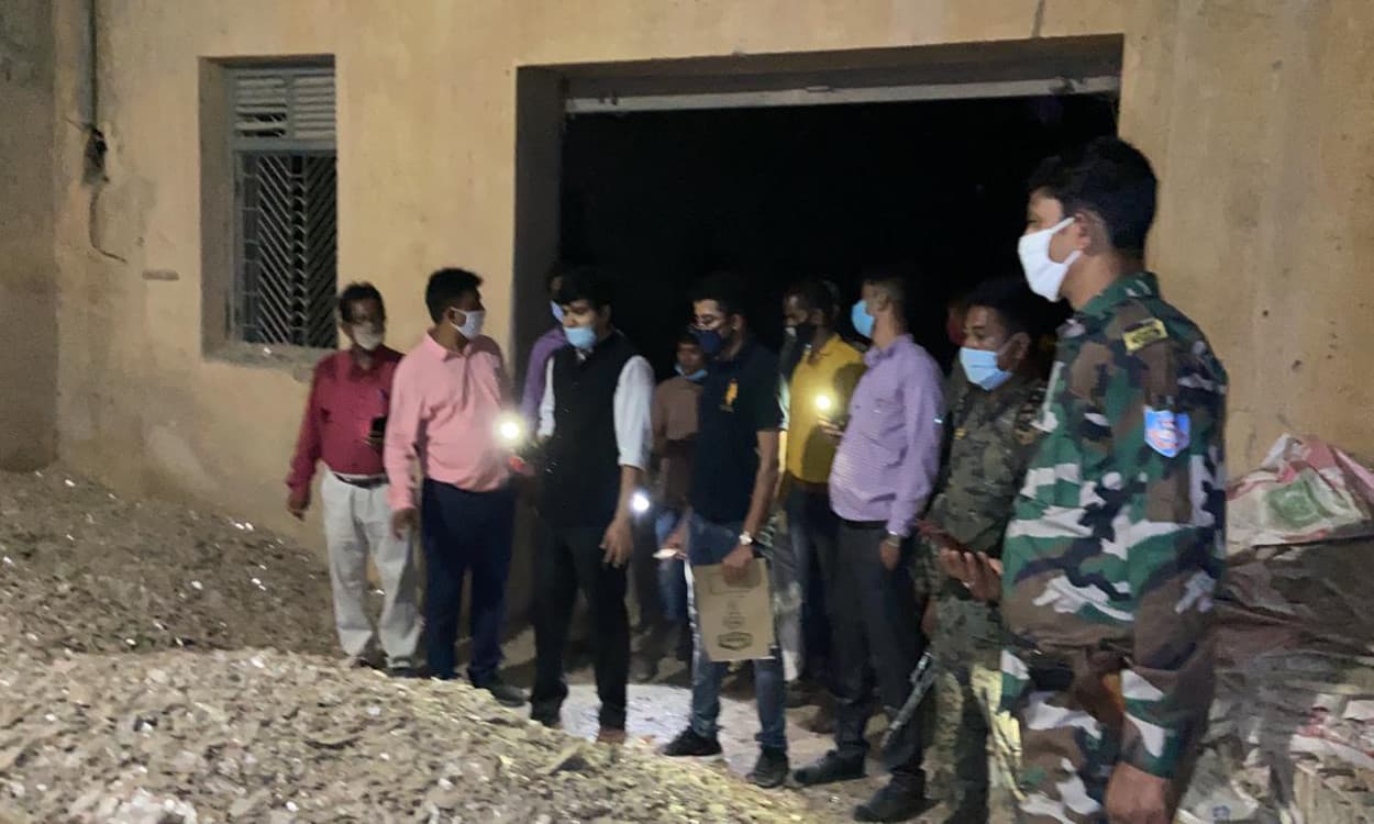 लोकाई में बीजेपी नेता सहित 2 की फैक्ट्री सील, 450 टन माइका जब्त