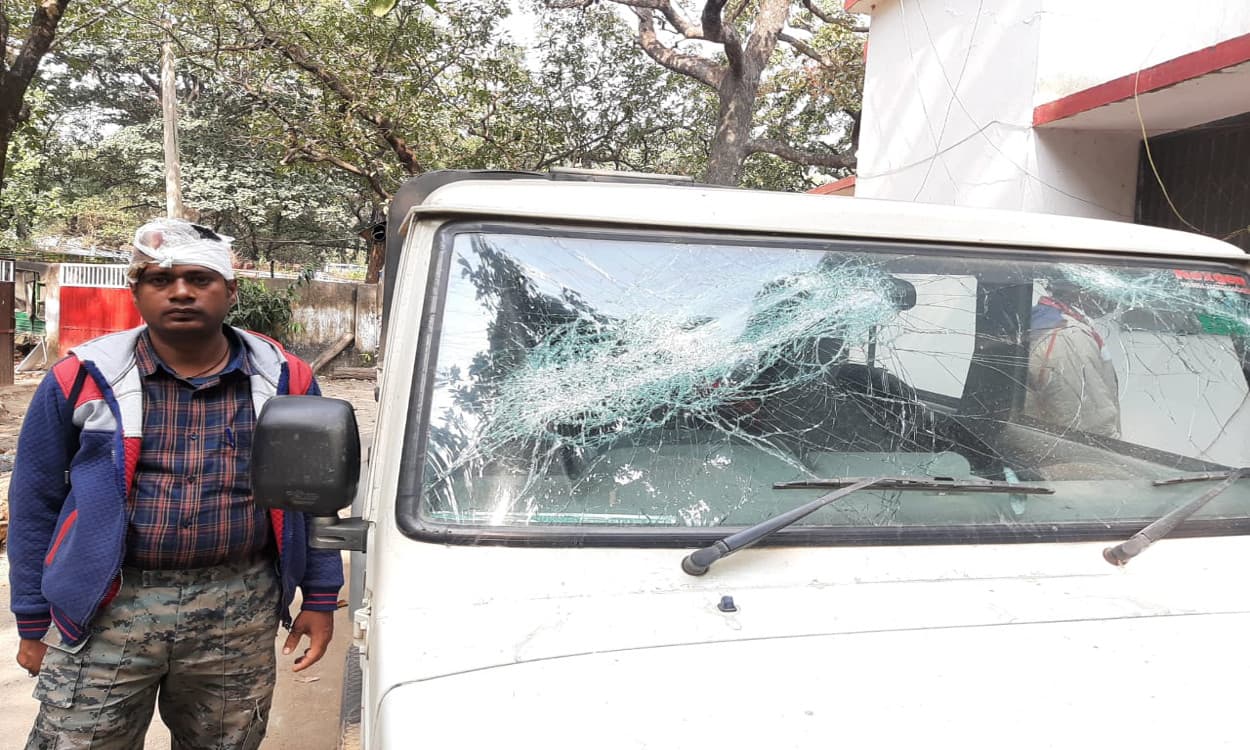 डोमचांच में अवैध खनन पर कार्रवाई करने गयी वन विभाग की टीम पर हमला, वनरक्षी घायल