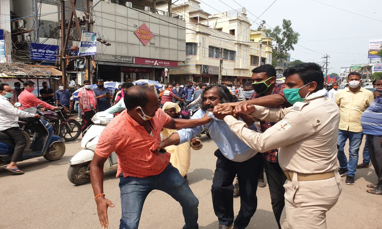 कार पार्किंग विवाद में पुलिस ने एक डॉक्टर की पिटाई की, थाना प्रभारी लाइन हाजिर