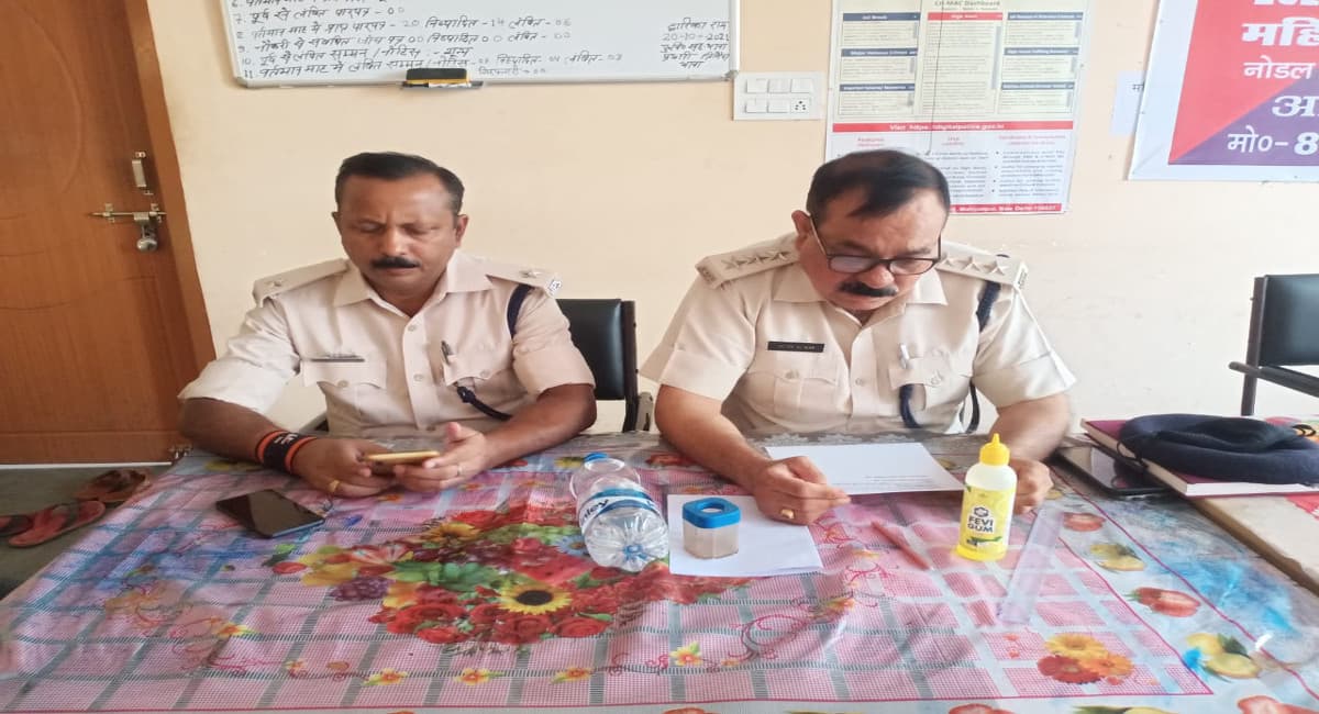 Jharkhand Crime News: कोडरमा के झुमरीतिलैया में खाद-बीज दुकान से चोरी मामले में दो गिरफ्तार, कई सामान बरामद