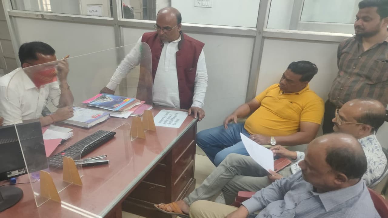 Jharkhand Crime news: कोडरमा में युवती से करीब एक लाख रुपये की छिनतई, CCTV में कैद हुआ पूरा घटनाक्रम