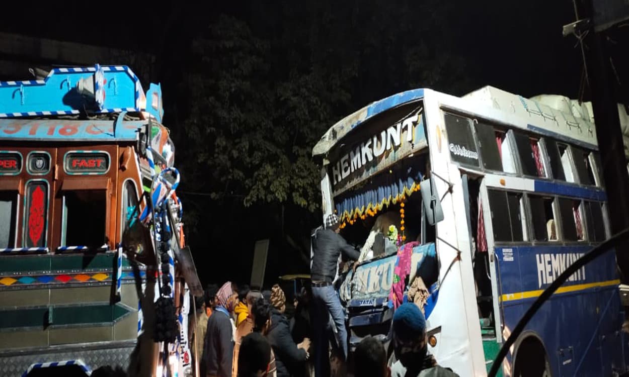 कोडरमा बाजार में बस और ट्रक के बीच भीषण टक्कर, 20 घायल, एक रिम्स रेफर