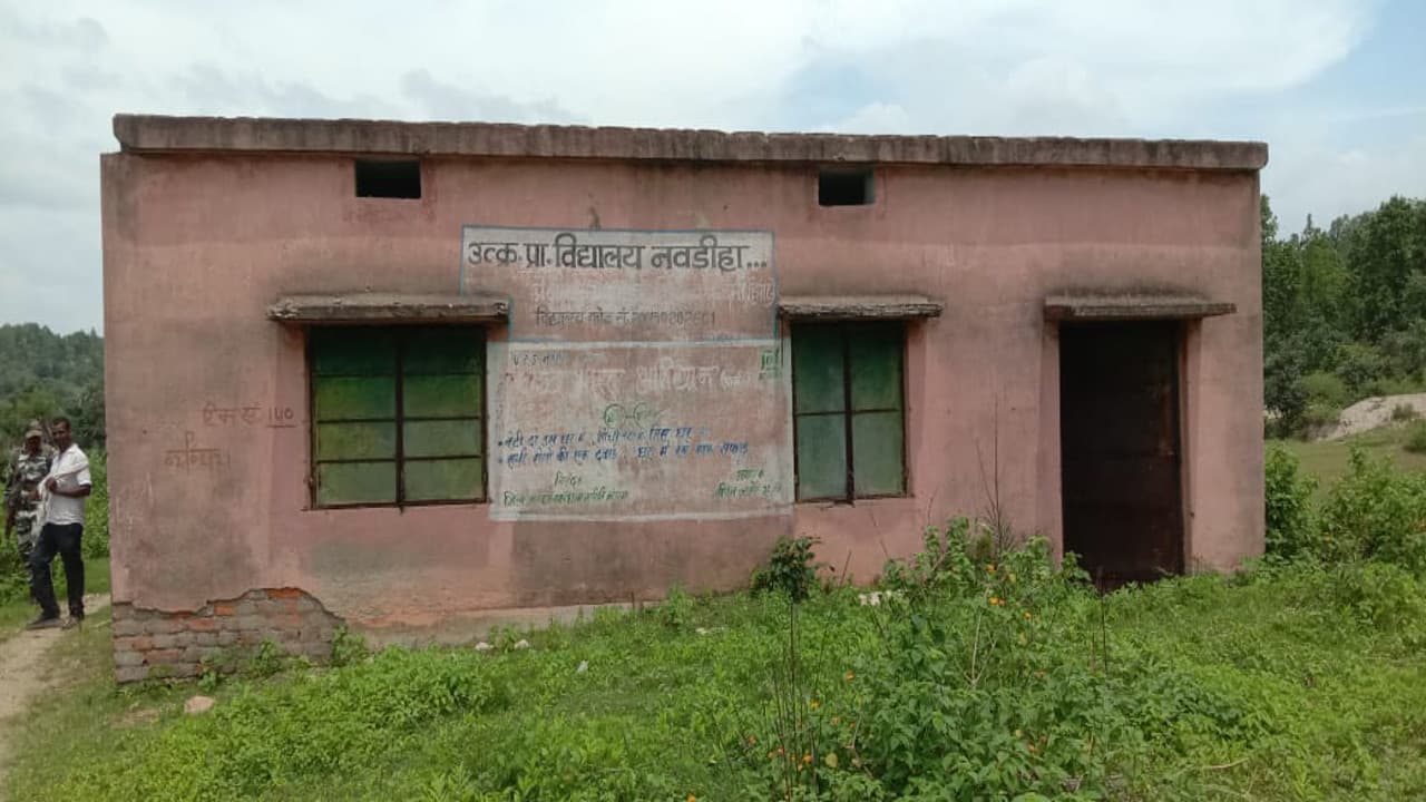 झारखंड के इस सरकारी स्कूल में बनती है अवैध शराब, उत्पाद विभाग व पुलिस की दबिश पर हुआ खुलासा