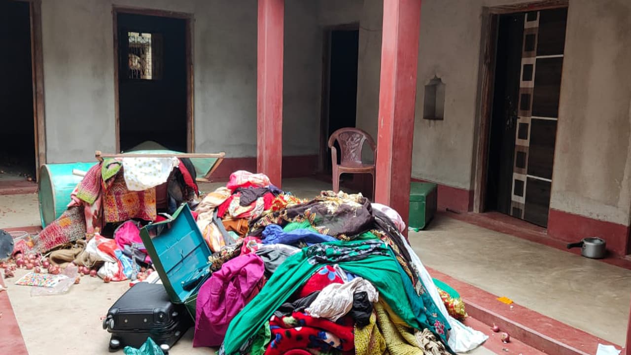 कोडरमा में महिला समेत 3 बच्चों का शव बरामद मामले में दहेज हत्या का केस दर्ज, ससुराल में हुई तोड़फोड़