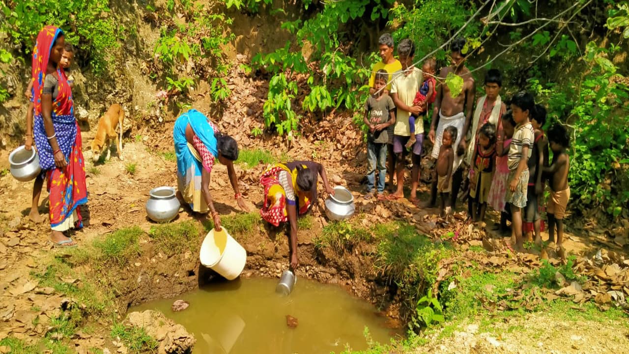 कोडरमा के आदिवासी बाहुल्य गांवों की नहीं बदली स्थिति, सखुआटांड़ और पीपराटांड़ के लोग आज भी चुआं के पानी पर हैं निर्भर