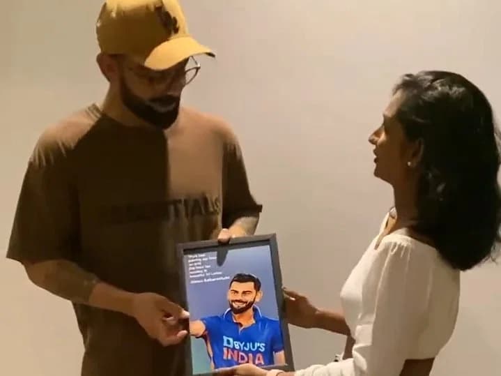 श्रीलंकाई प्रशंसक ने होटल पहुंच कर विराट कोहली को भेंट की अपने हाथ से बनाई पेंटिंग