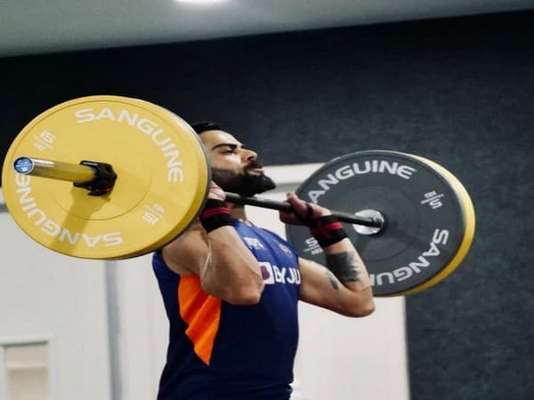 IND vs ENG: विराट कोहली जमकर बहा रहे पसीना, यूं कर रहे इंग्लैंड के खिलाफ डे-नाइट टेस्ट की तैयारी