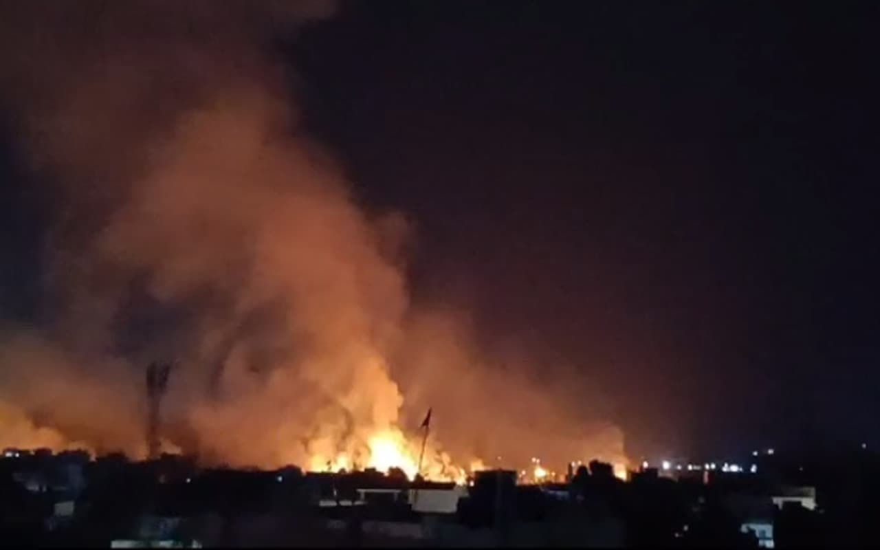 झारखंड : रांची के दीपाटोली आर्मी कैंट के पास लगी भीषण आग, कड़ी मशक्कत के बाद पाया काबू, देखें Video