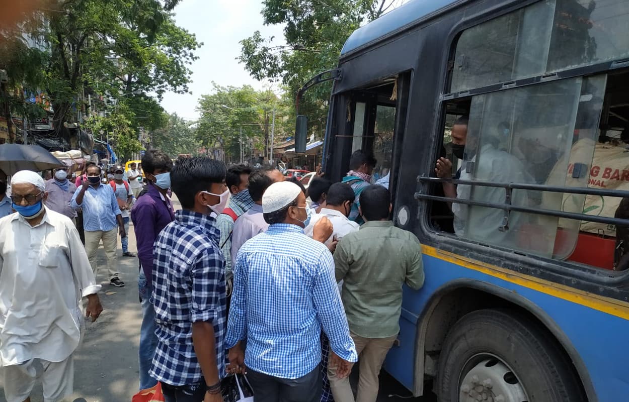 अनलॉक 1 : बंगाल में खुल गये सारे दफ्तर, बसों में दिखी भीड़, सोशल डिस्टैंसिंग का नहीं हो रहा पालन