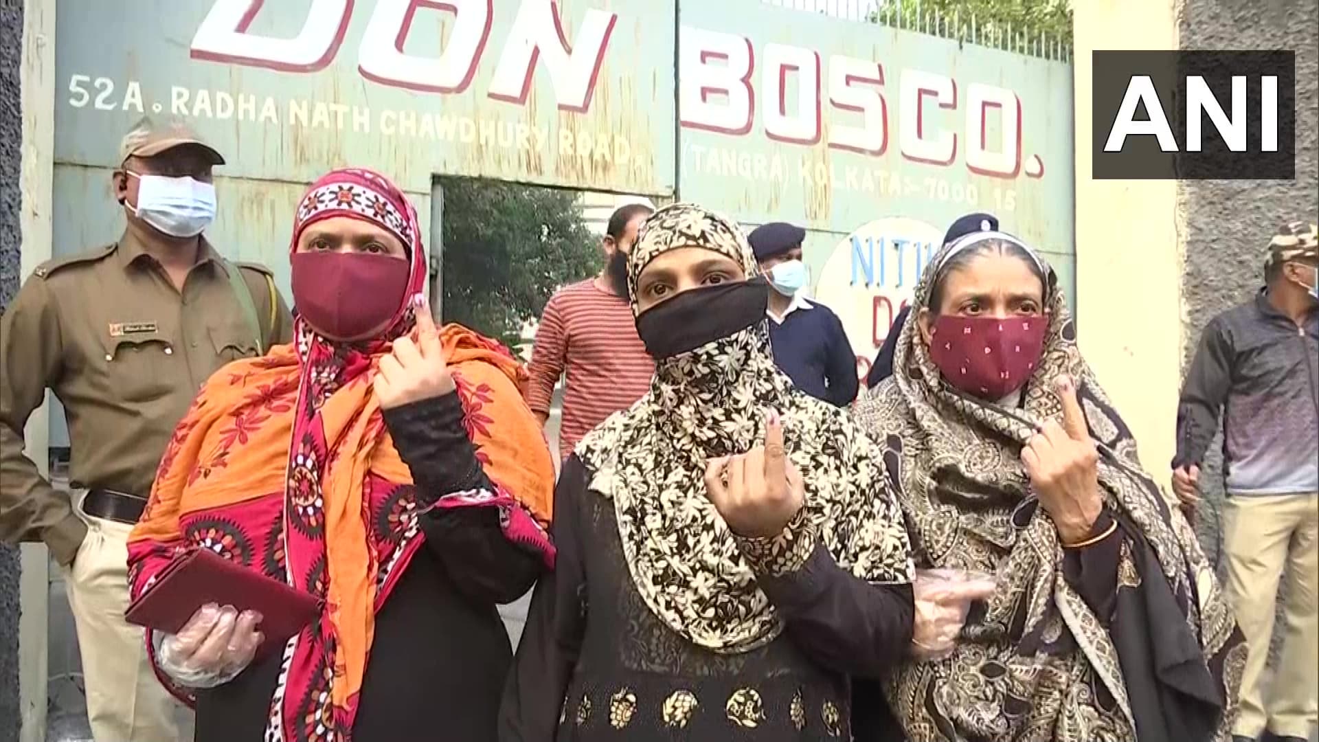 Kolkata Civic Polls Voting: मतदान केंद्र के बाहर फेंके गये बम, भिड़े TMC और CPM कार्यकर्ता