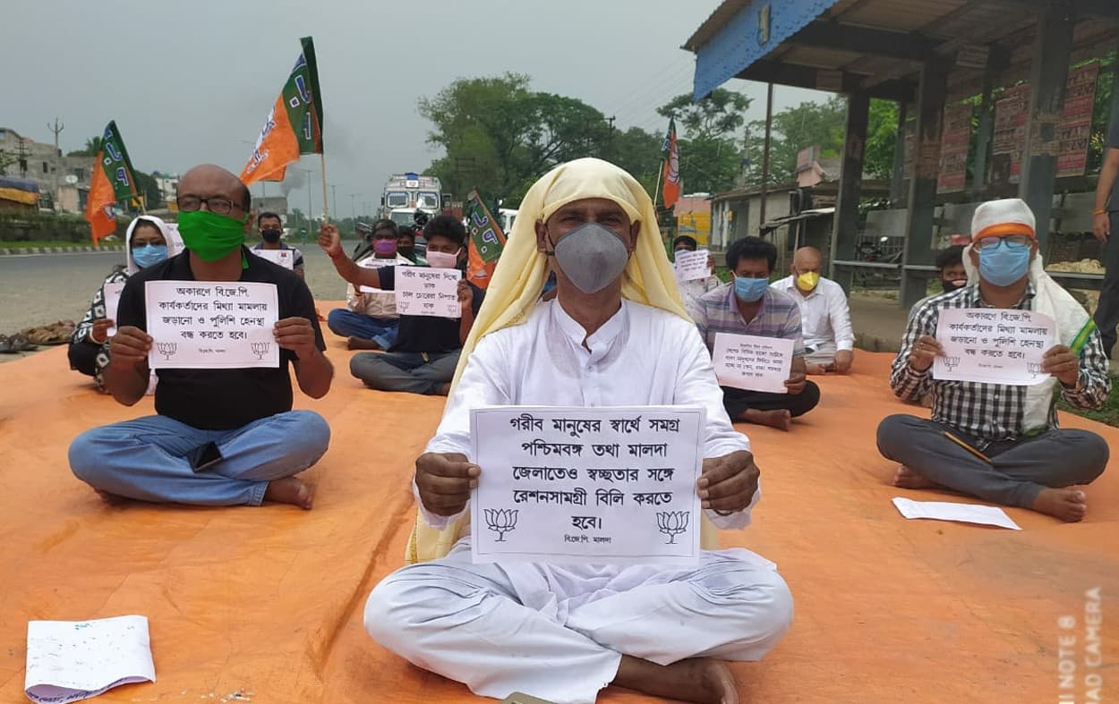Lockdown : बंगाल में राशन व्यवस्था में भ्रष्टाचार व विफलता पर मुखर हुई भाजपा, राज्यभर में SDO और BDO ऑफिस के सामने किया प्रदर्शन