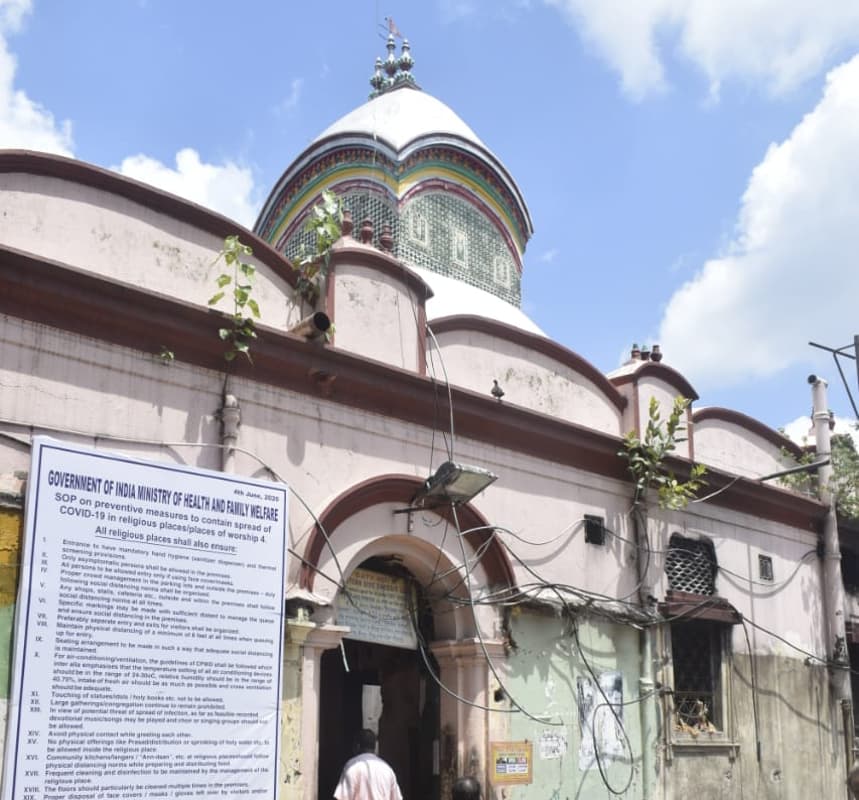Unlock 2.0 : लॉकडाउन के 100 दिन बाद खुले कालीघाट मंदिर के कपाट, भक्तों ने की पूजा-अर्चना