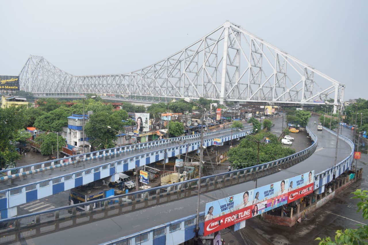 पश्चिम बंगाल में संपूर्ण लॉकडाउन में सड़कें सुनसान, कानून तोड़ने के आरोप में 306 गिरफ्तार