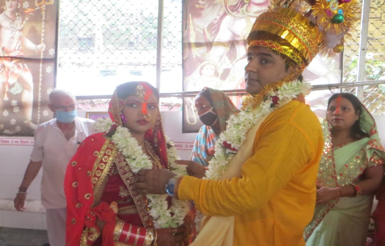 लॉकडाउन पार्ट- 3 के बीच बिना बैंड, बाजा व बारात की पूरी हुई शादी की रश्में