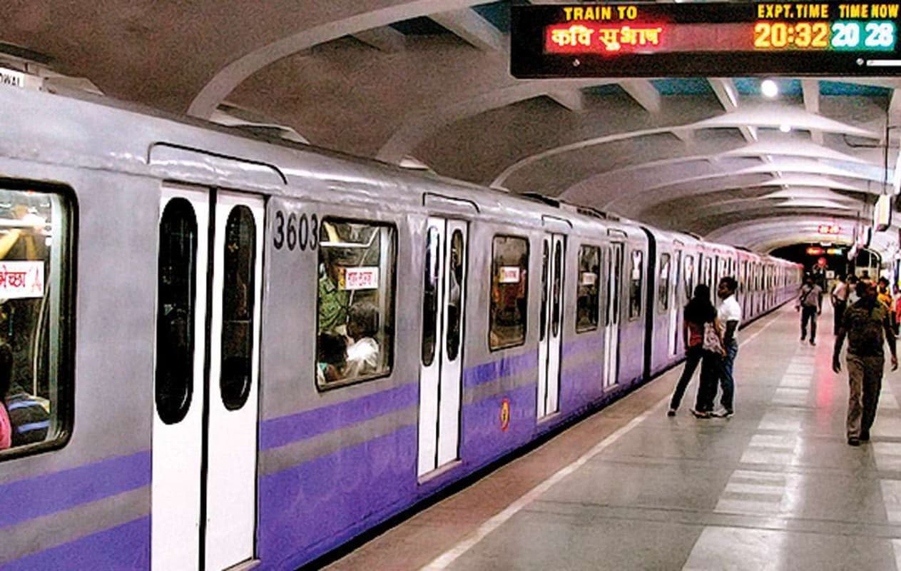 Kolkata Metro : तकनीकी खराबी के कारण  कोलकाता मेट्रो परिसेवा रही ठप, यात्रियों की बढ़ी परेशानी