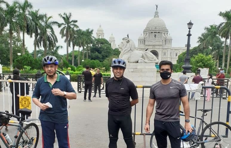 कोलकाताः डरे-सहमे मॉर्निंग वाकर्स के बीच पहुंचे पुलिस कमिश्नर, साइकिल पर की पैट्रोलिंग, देखें PICS