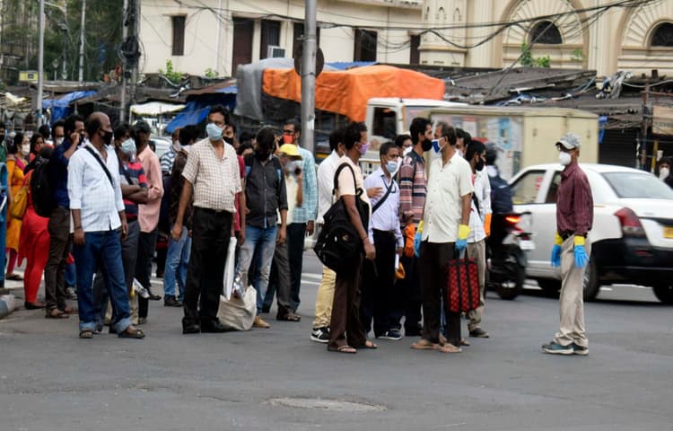 Lockdown 5.0 /Unlock 1 : बंगाल की सड़कों पर चहलपहल बढ़ी, पर लोग सोशल डिस्टैंसिंग का नहीं रख रहे हैं ध्यान