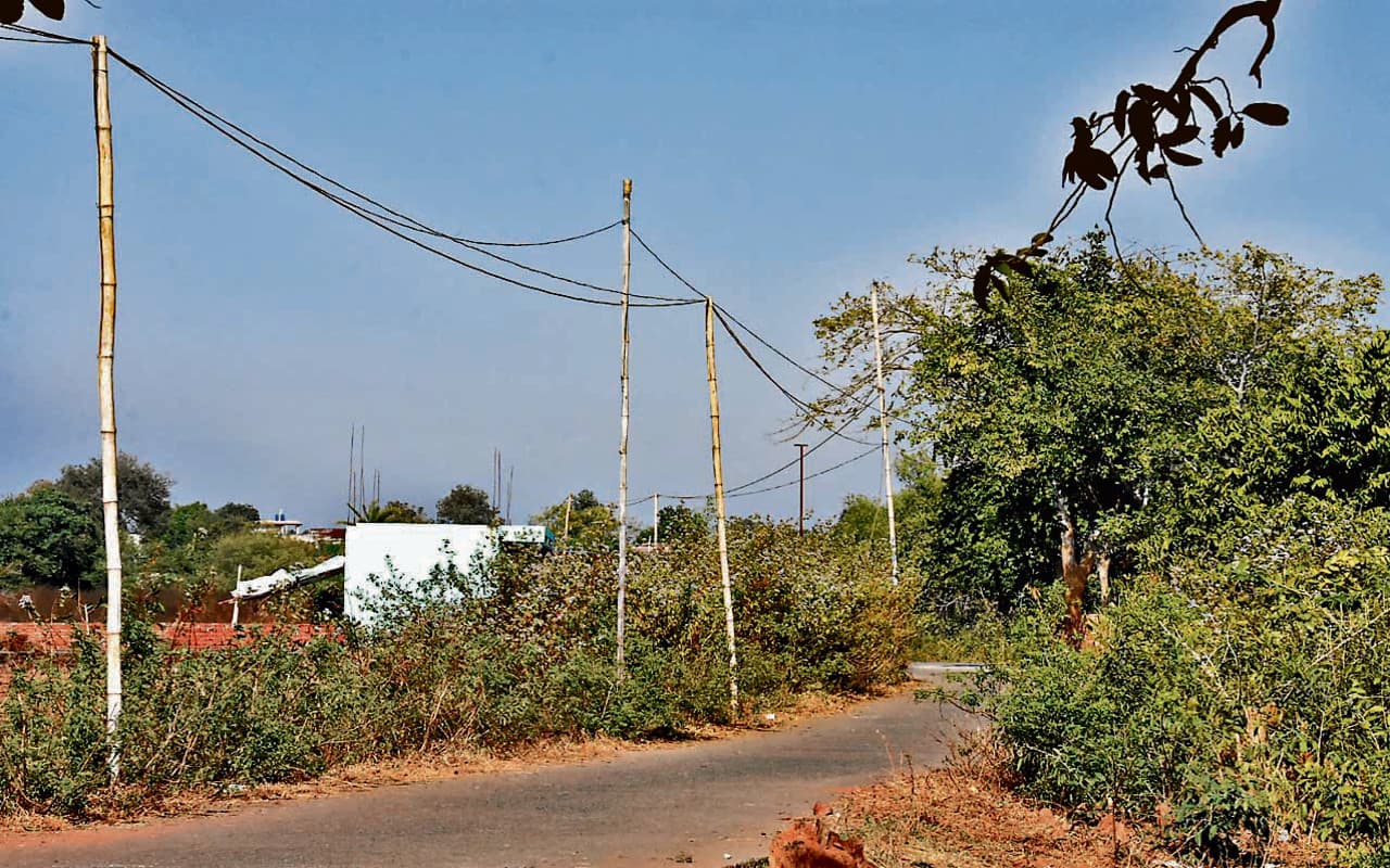 झारखंड के इस गांव में पीएम आवास की राशि जा रही दूसरे के खाते में, बुनियादी सुविधाओं का भी है अभाव