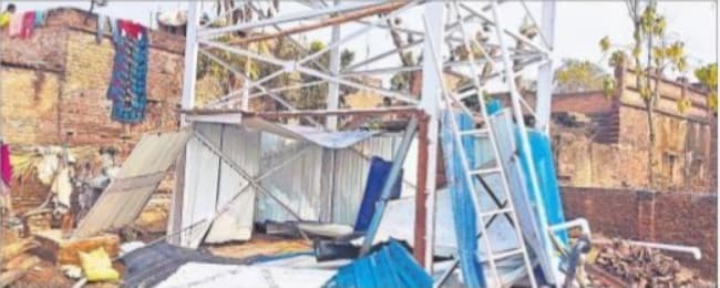 24 घंटे में ही धराशायी हो गयी 12 लाख की लागत से बनी पानी की टंकी, बाल-बाल बचे लोग