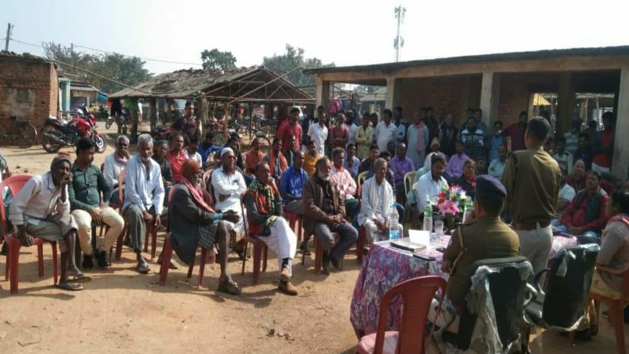अच्छी पहल: कल तक जहां लगती थी नक्सलियों की जनअदालत, आज उसी गुमला के कोटाम बाजार टांड़ में पुलिस ने की जनसंवाद