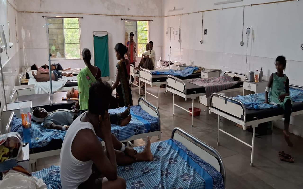 झारखंड : खरसावां के कुचाई-खूंटी मार्ग में पिकअप वैन पलटा, 18 लोग घायल