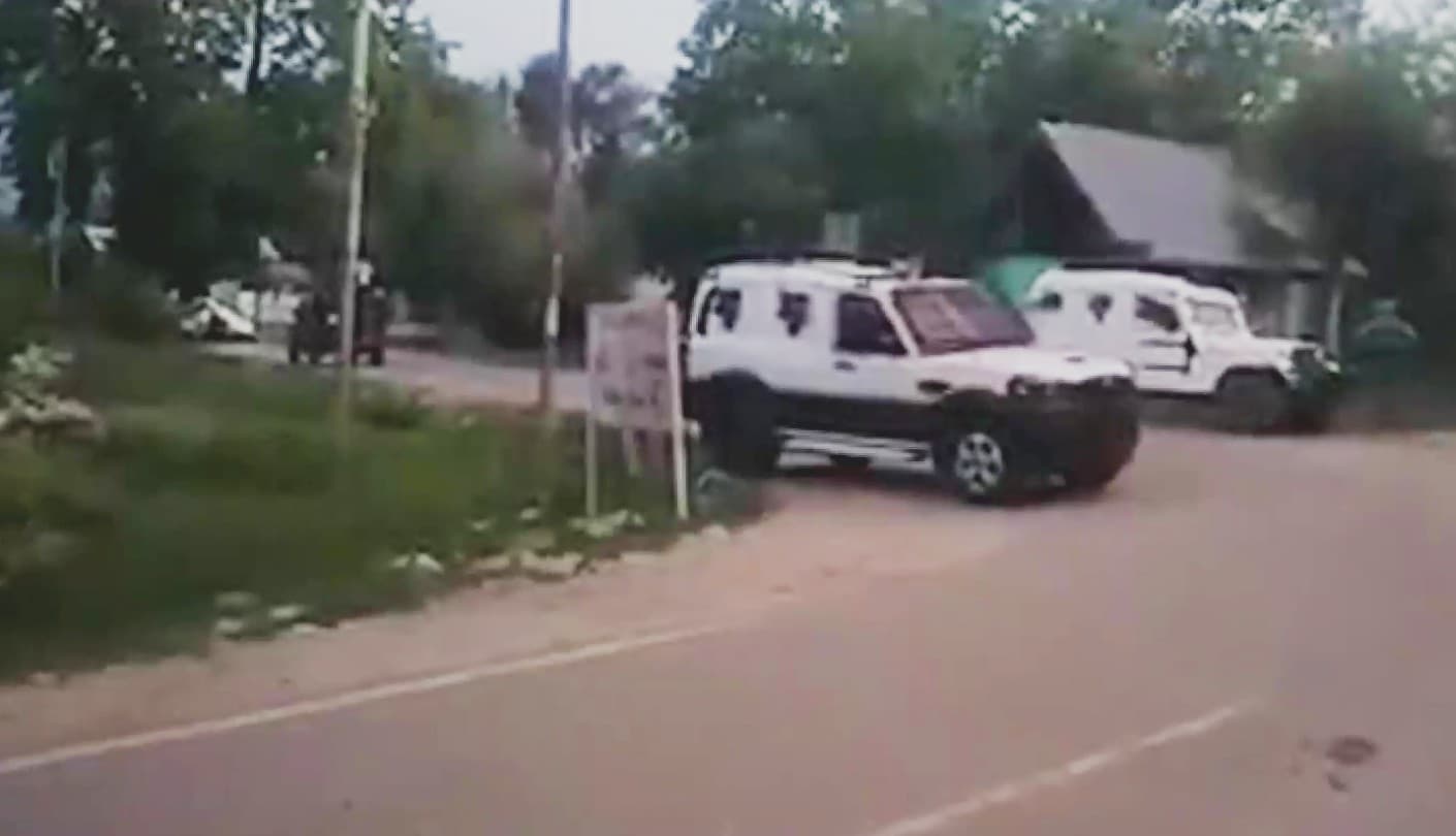 जम्मू-कश्मीर: कुलगाम में पुलिस पार्टी पर आतंकी हमला में जवान की मौत, बडगाम में आतंकी हलाक