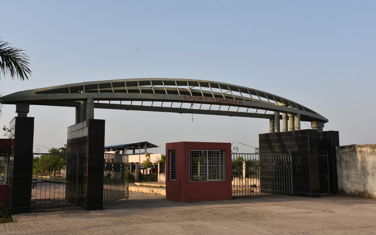 Photos: झारखंड का तीसरा सबसे बड़ा स्पोर्ट्स स्टेडियम बदहाल, सुविधाओं के अभाव में प्रतिभाएं तोड़ रही दम