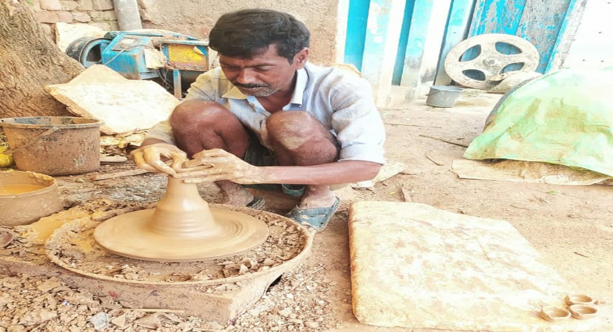 दीपावली को लेकर गुमला के 250 कुम्हार परिवार दीया व खिलौना बनाने में जुटे, 25 लाख दीया बनाने का रखा लक्ष्य