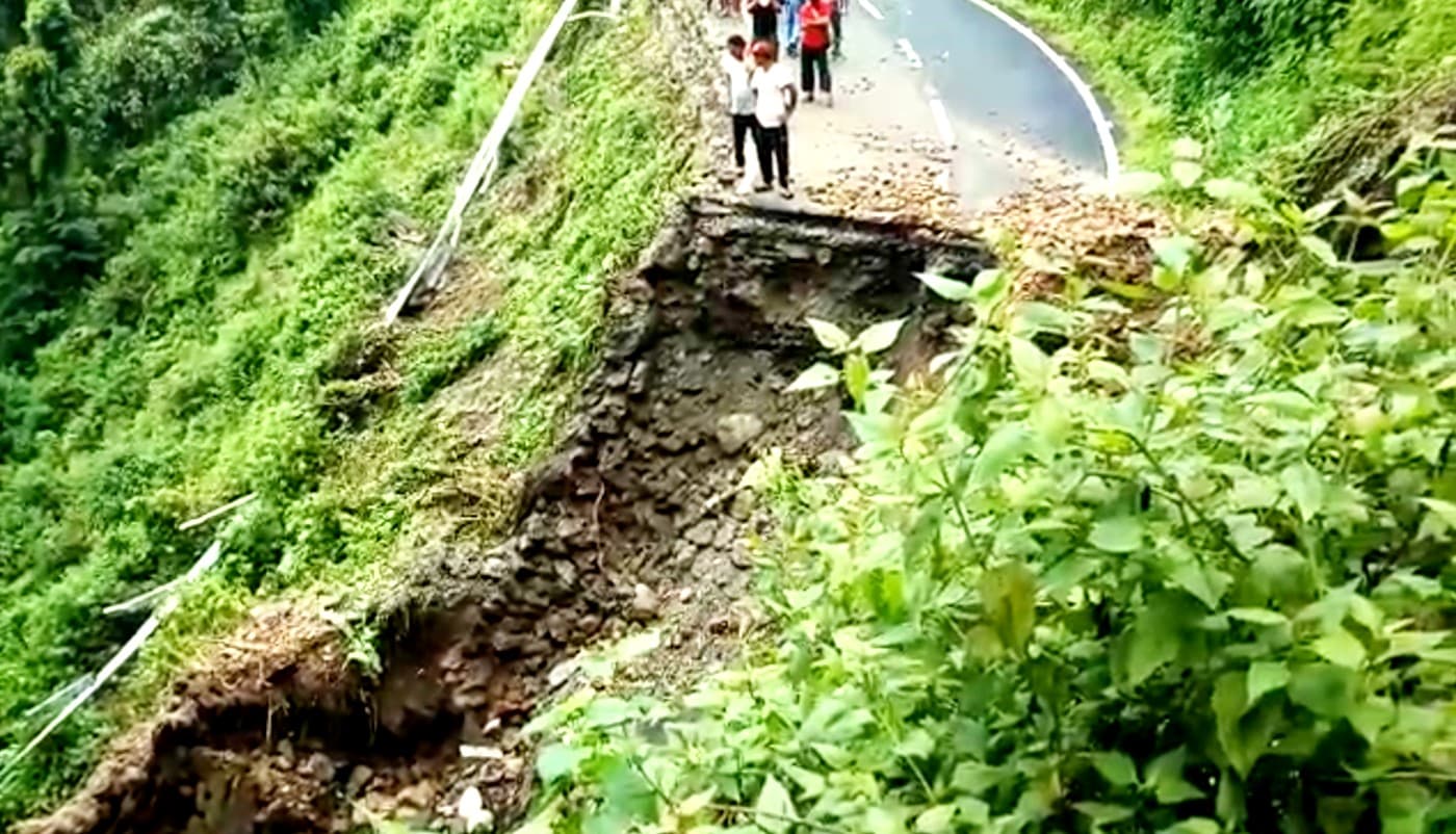 उत्तर बंगाल में भारी बारिश के अलर्ट के बीच कर्सियांग में भू-स्खलन, एनएच-55 पर आवागमन ठप