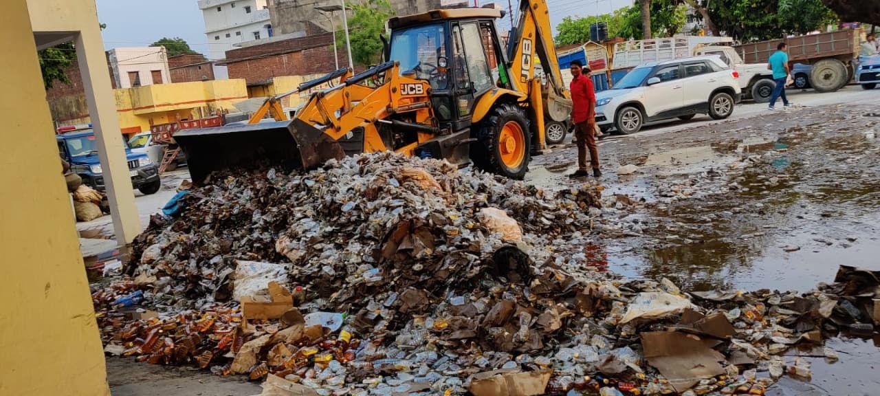 कुशीनगर पुलिस ने 18 लाख से ज्यादा की अवैध शराब को किया नष्ट, 199 मुकदमों में बरामद अवैध शराब