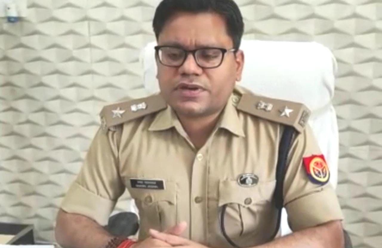 Gorakhpur News: एसपी कुशीनगर ने भ्रष्टाचार के आरोप में थानेदार और एक सिपाही को किया निलंबित, मुकदमा दर्ज