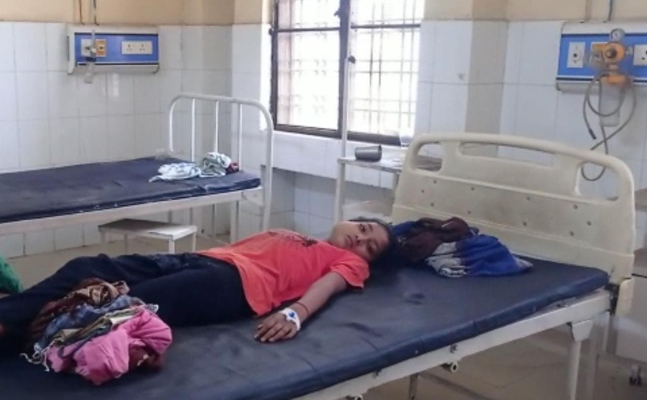 कुशीनगर में आर्थिक तंगी से हारकर युवक ने पत्नी और बेटी सहित खुद पिया जहर, मां-पि‍ता की मौत, बेटी गंभीर