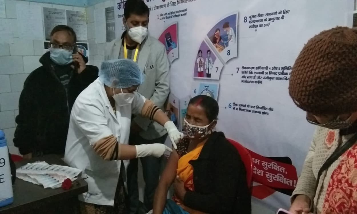 Corona Vaccine Latest News : कोडरमा सदर हॉस्पिटल की सफाईकर्मी कुसुम देवी को लगा पहला टीका, डीसी ने अफवाहों से बचने की अपील की