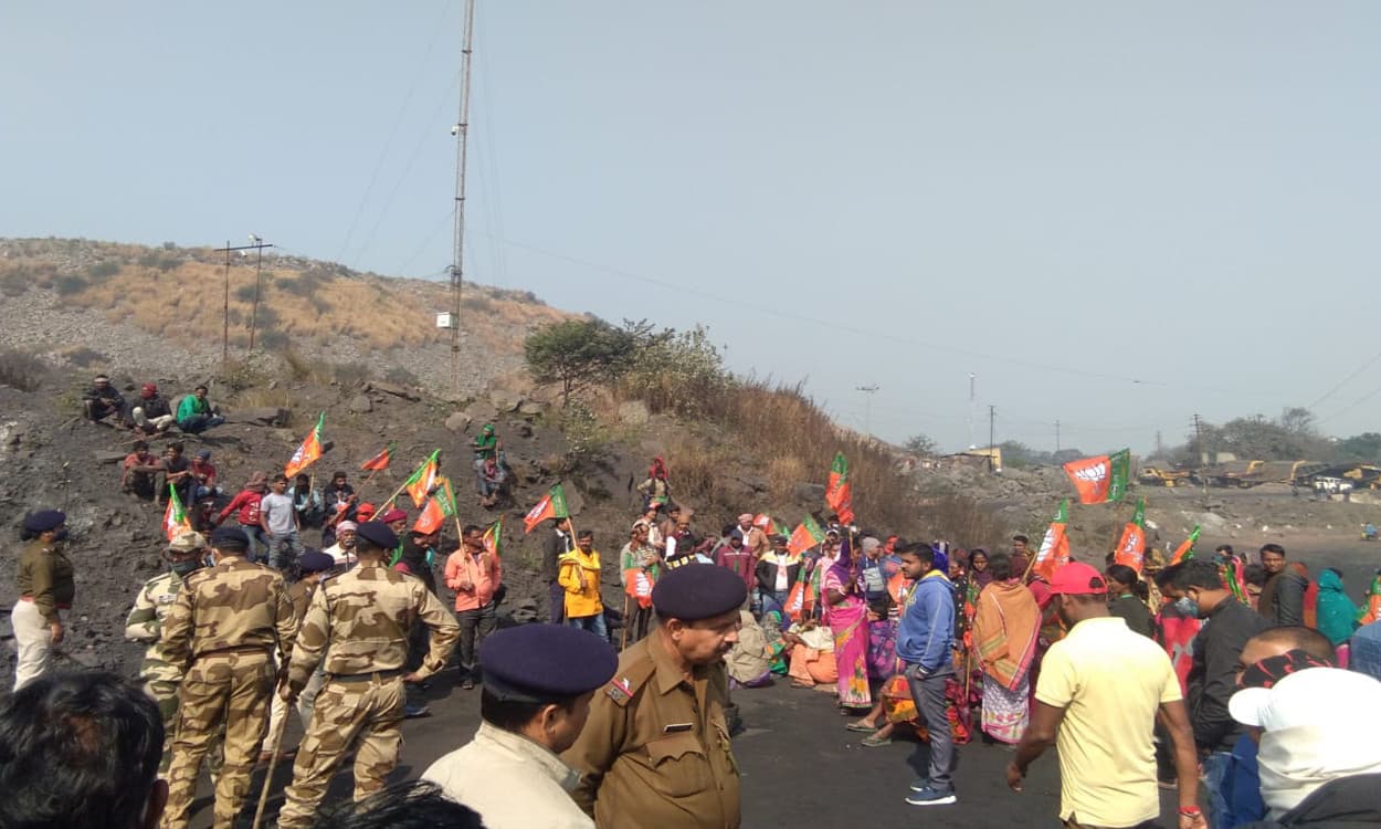 कुसुंडा क्षेत्र में असंगठित मजदूरों के बीच जमकर हुई भिड़ंत, पथराव के साथ कई राउंड चली गोली