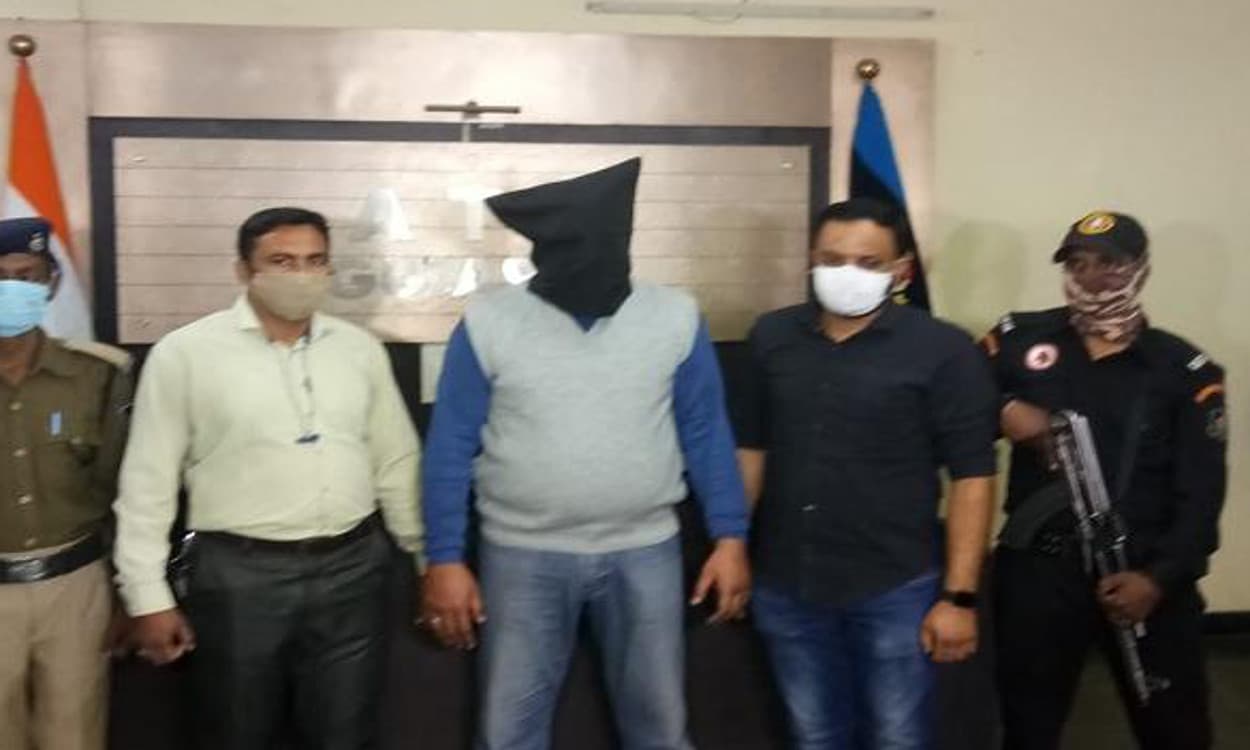 दाउद इब्राहिम का वो साथी जो 24 साल से फरार था, झारखंड में धरा गया, अब खुलेंगे अंडरवर्ल्ड डॉन के कई राज दाउद इब्राहिम का वो साथी जो 24 साल से फरार था, झारखंड में धरा गया, अब खुलेंगे अंडरवर्ल्ड डॉन के कई राज