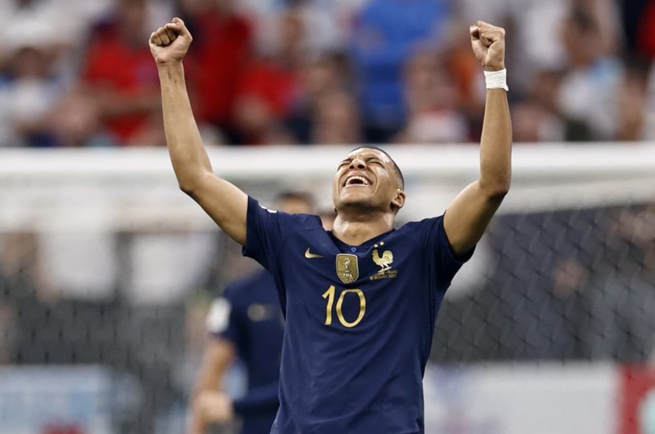 FIFA World Cup: फ्रांस की जीत के बाद खुशी से झूम उठे स्टार स्ट्राइकर Kylian Mbappe, वीडियो वायरल FIFA World Cup: फ्रांस की जीत के बाद खुशी से झूम उठे स्टार स्ट्राइकर Kylian Mbappe, वीडियो वायरल