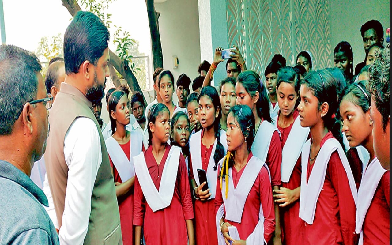 बोकारो में प्राचार्य व शिक्षक करते हैं छात्र-छात्राओं से दुर्व्यवहार, अक्सर शराब पीकर स्कूल आते हैं टीचर