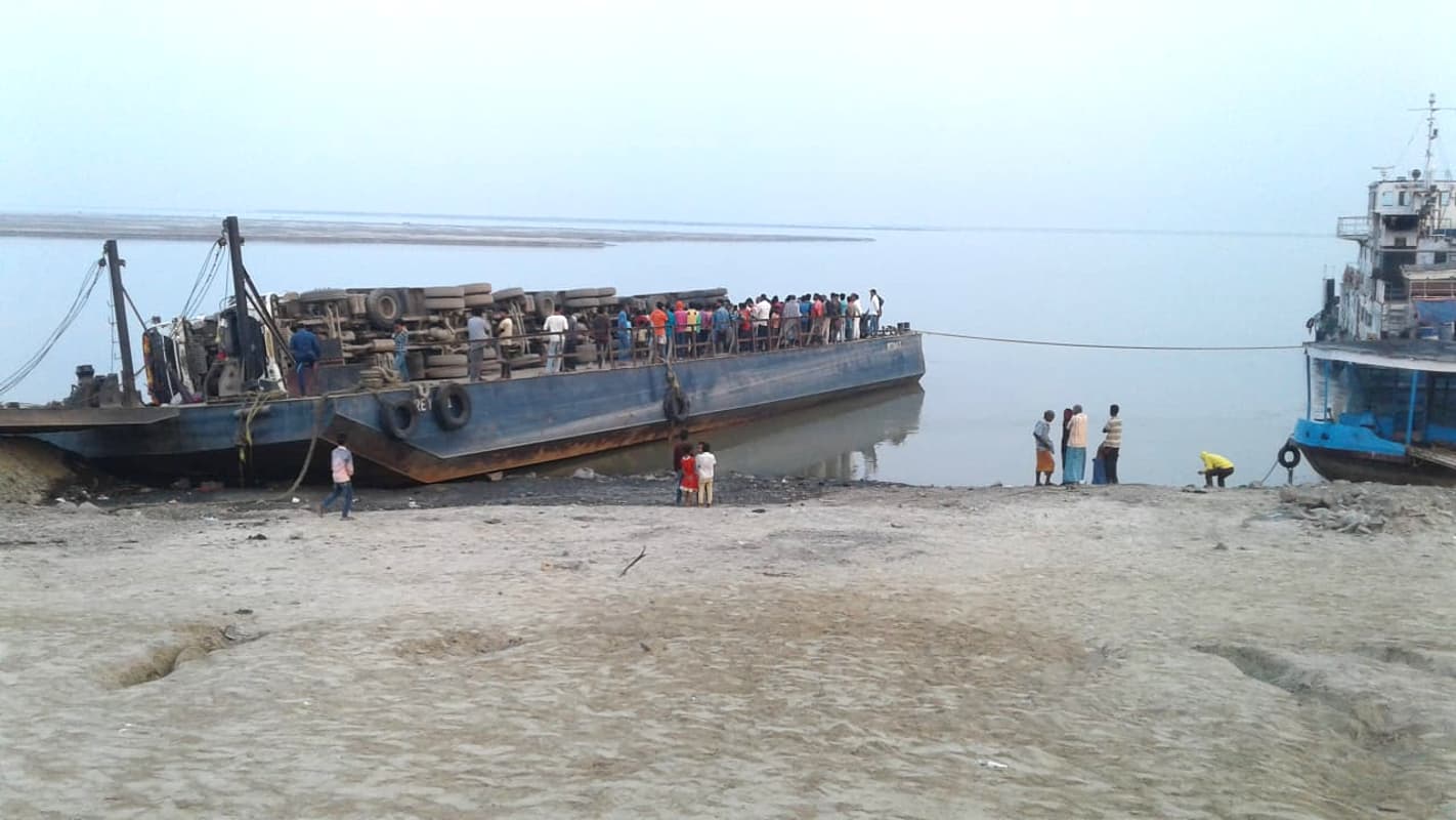 तीन दिन बाद बंगाल में गंगा नदी से निकली एक और लॉरी, केबिन में राजमहल के एक व्यक्ति का शव मिला