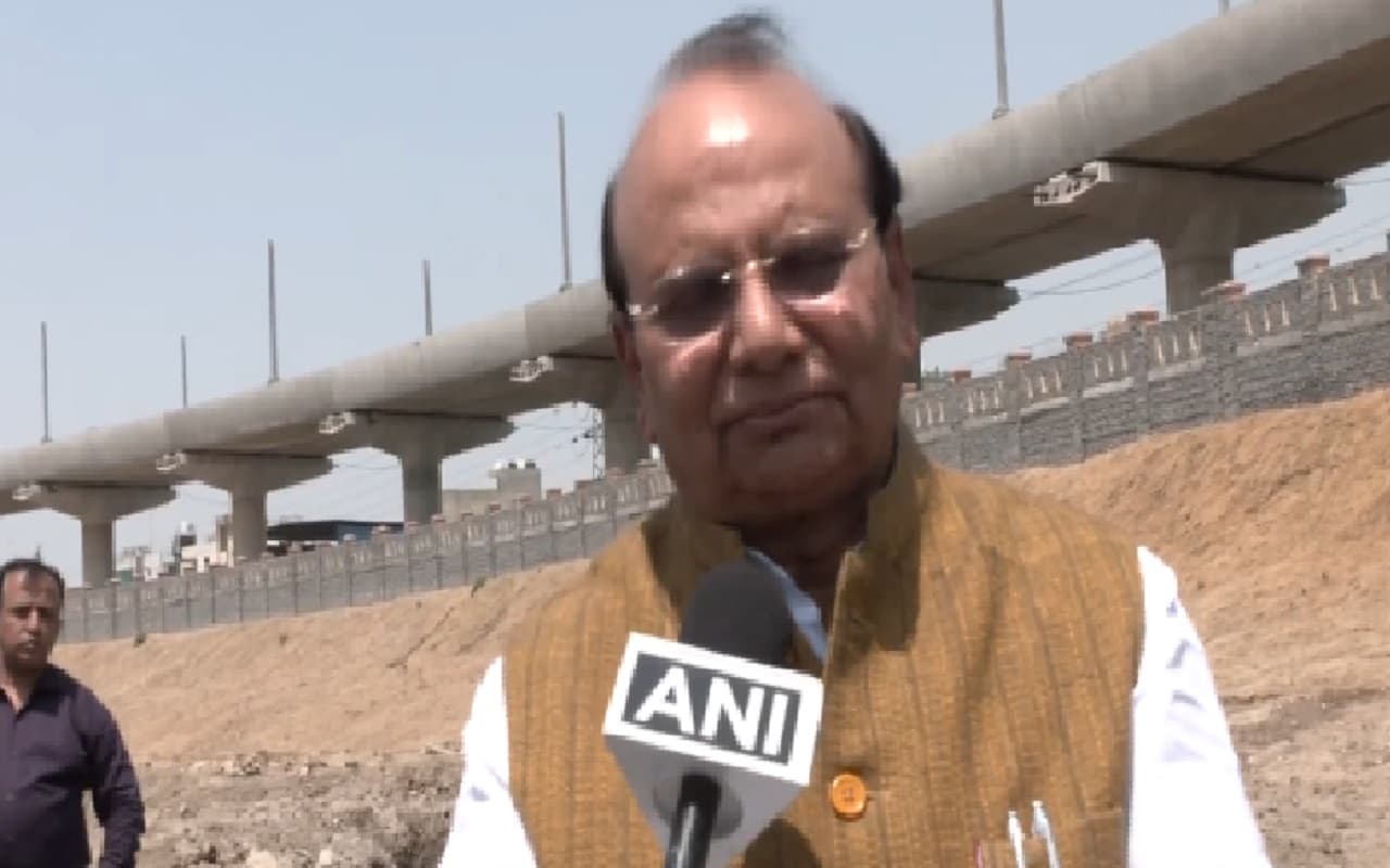 'कुछ लोग आईआईटी में पढ़कर भी अनपढ़ रहते हैं', एलजी ने केजरीवाल पर कसा तंज