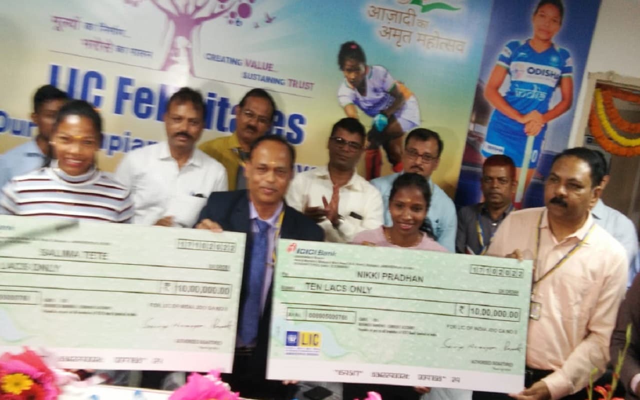 अंतरराष्ट्रीय हॉकी खिलाड़ी सलीमा टेटे व निक्की प्रधान को एलआईसी ने किया सम्मानित, 10-10 लाख का दिया चेक