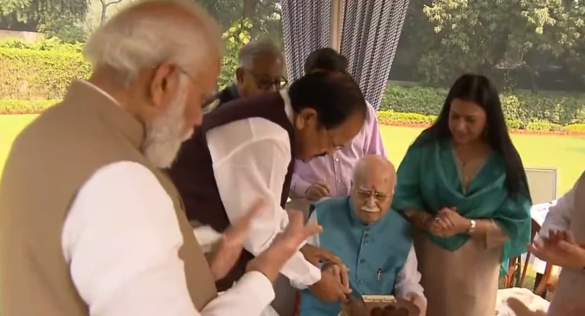 पीएम मोदी और वेंकैया नायडू ने केक काटकर दिग्गज भाजपा नेता आडवाणी को दी जन्मदिन बधाई, देखें वीडियो