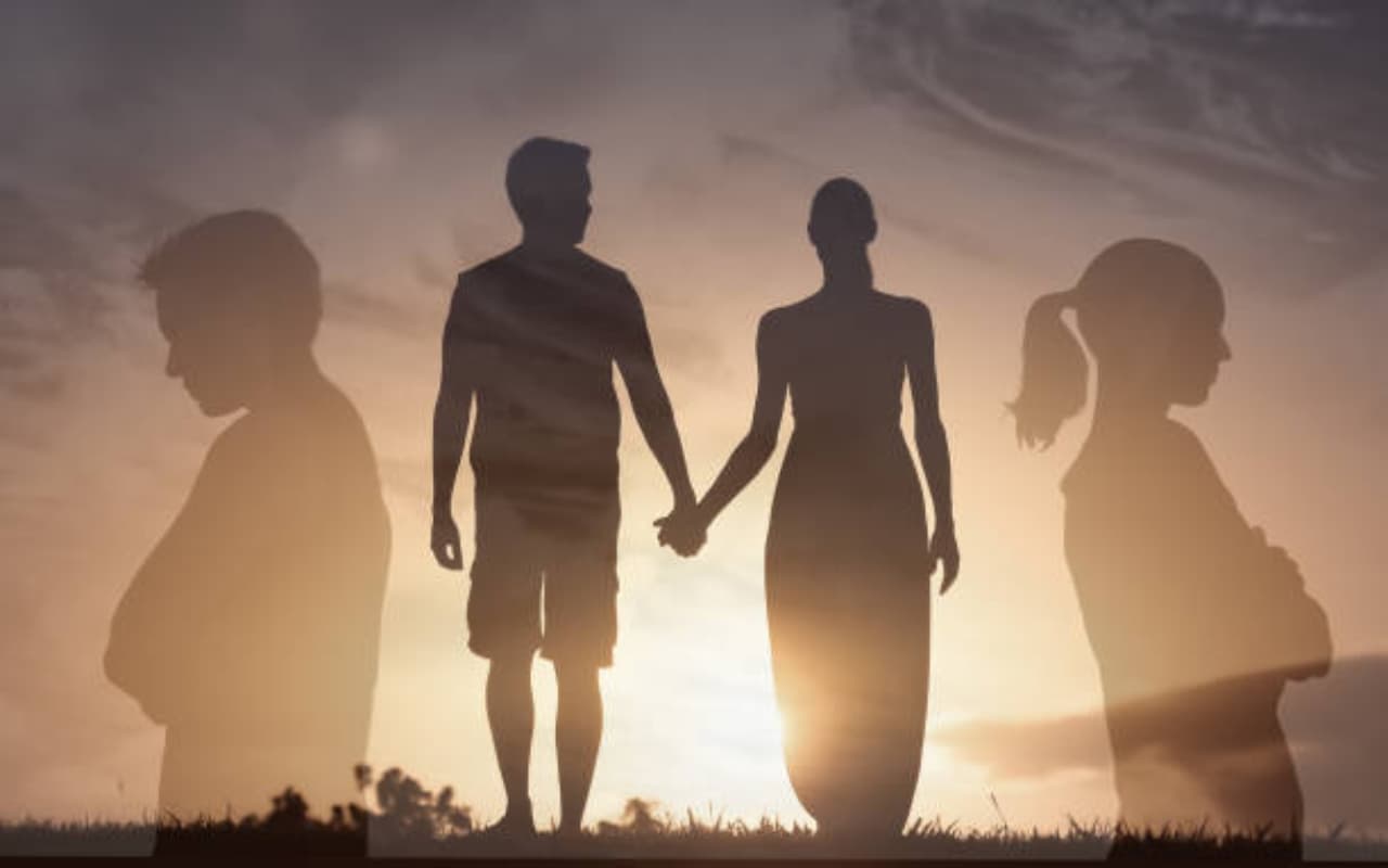Relationship : ये संकेत बताते हैं कि आप गलत रिश्ते में हैं, कुछ ऐसे करें पहचान