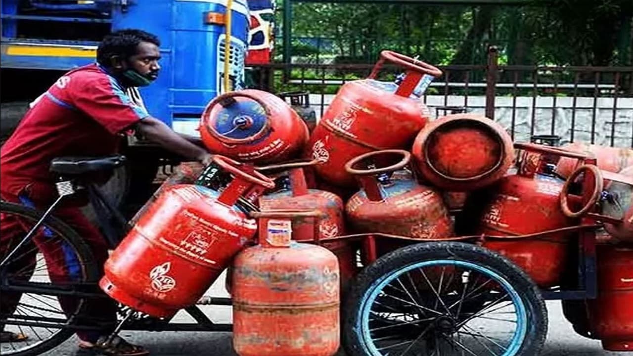 LPG New Price: इंडियन ऑयल ने एलपीजी सिलेंडरों का जारी किया नया रेट,जानिए आपके शहर में कितनी सस्ती हुई गैस
