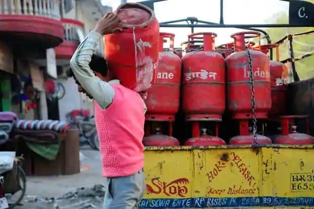 LPG Cylinder Subsidy: LPG के ग्राहकों को मिलती रहेगी सब्सिडी ! सरकार ने दिया बड़ा बयान