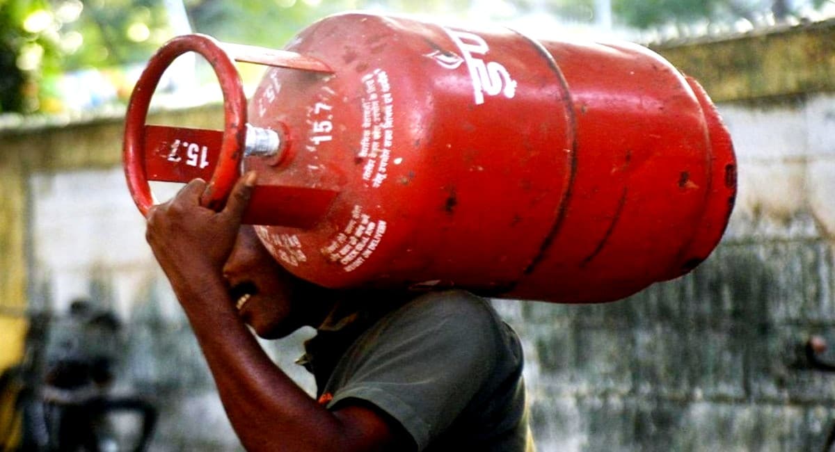 LPG Booking: 1000 रुपये का LPG सिलेंडर बुक करायें, 2700 रुपये वापस पायें, ऐसे करायें रसोई गैस की बुकिंग
