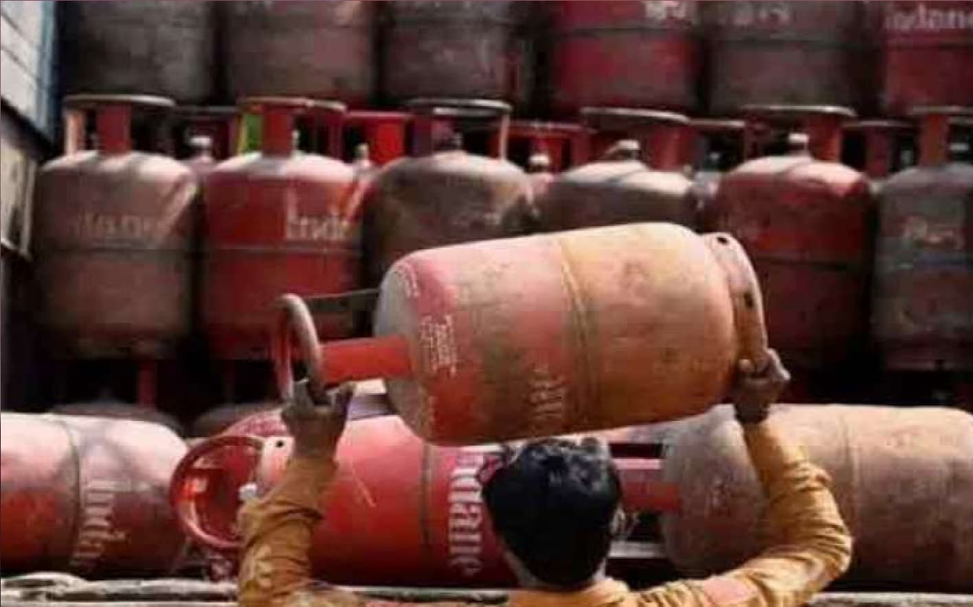 LPG Cylinder Price Hike: LPG गैस पर फिर महंगाई की मार, सिलेंडर की कीमत में 102 रुपये से ज्यादा का इजाफा