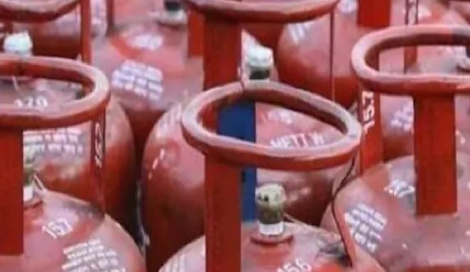 LPG Gas Cylinder: मात्र 69 रूपये में मिल रही है LPG गैस, जल्द करें कहीं निकल न जाये हाथ से मौका, उठाएं ऑफर का लाभ